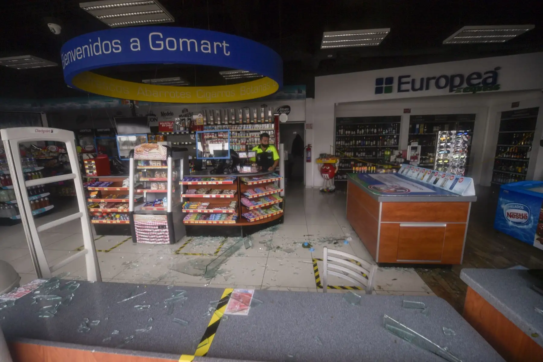 Vista de los daños causados ​​por el huracán Delta en una tienda de Cancún, estado de Quintana Roo, México. Foto: AFP