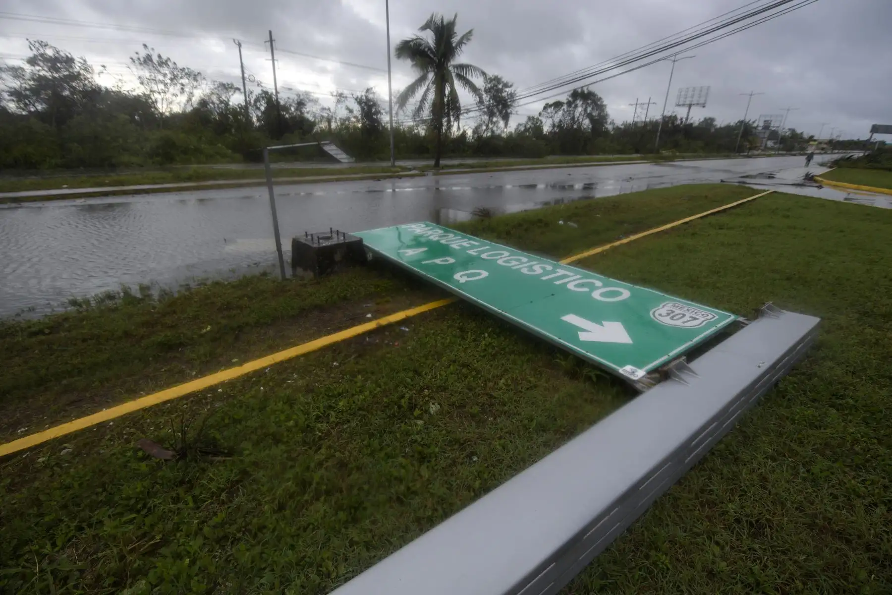 Vista de una señal de tráfico caída después del paso del huracán Delta en Cancún, estado de Quintana Roo, México. Foto: AFP