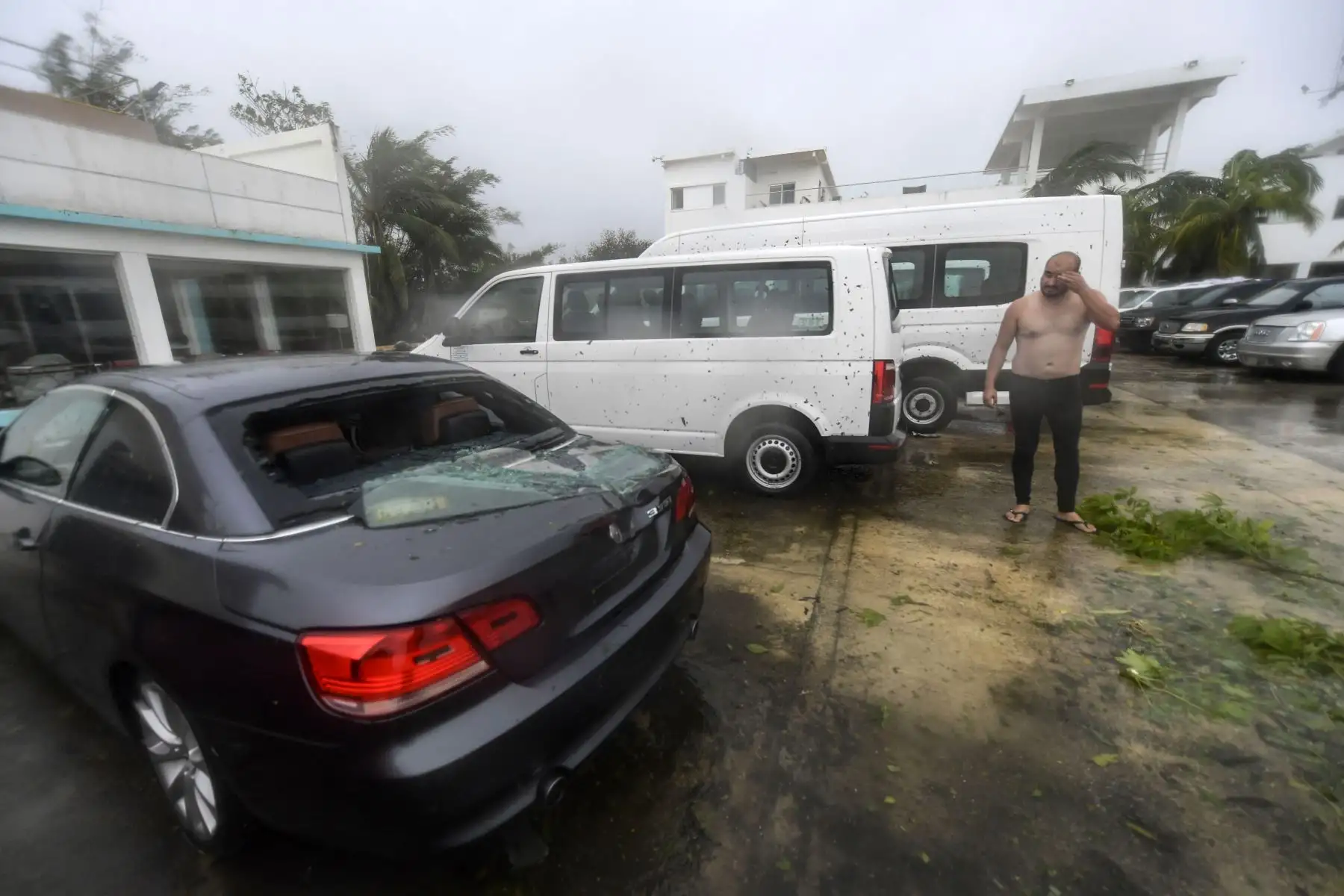 Un hombre reacciona al observar cómo quedó su automóvil después del paso del huracán Delta, en Cancún, estado de Quintana Roo, México. Foto: AFP
