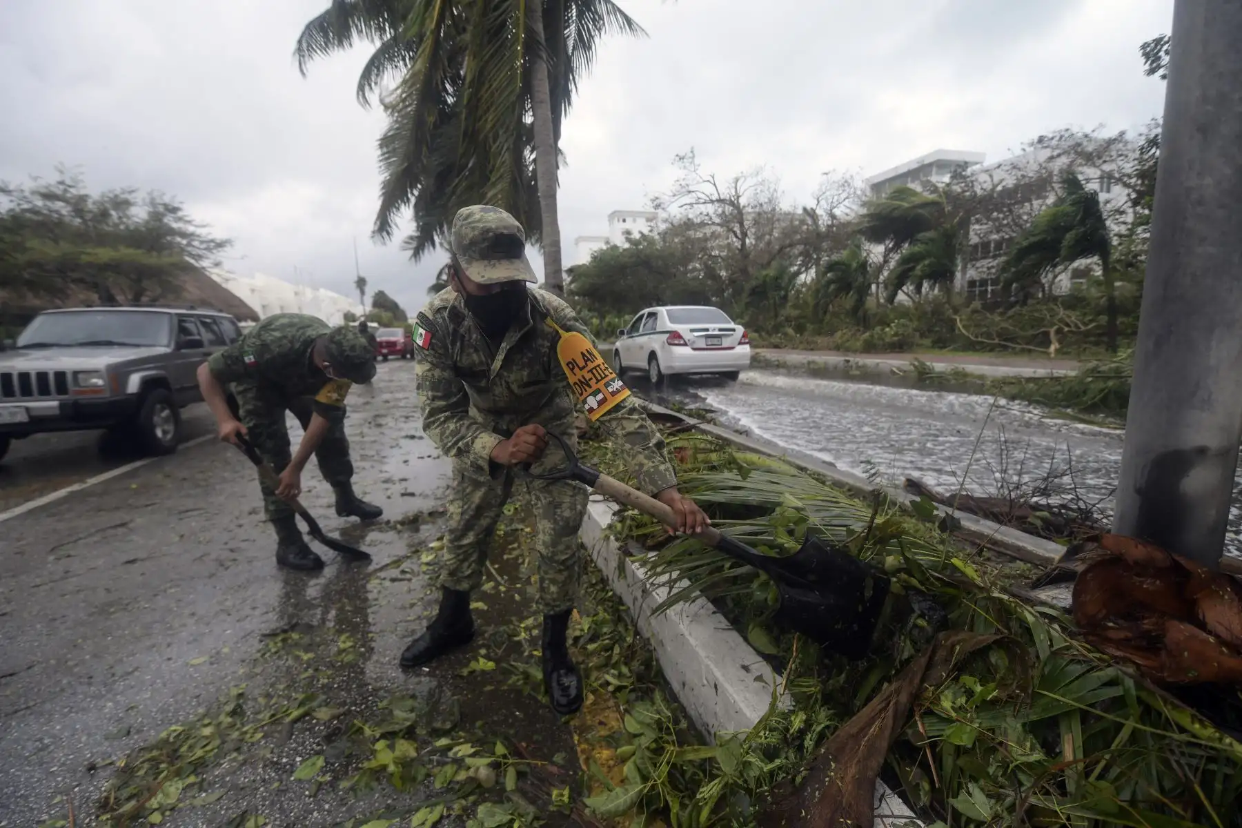 Miembros del Ejército mexicano retiran árboles caídos tras el paso del huracán Delta en Cancún, estado de Quintana Roo, México. Foto: AFP