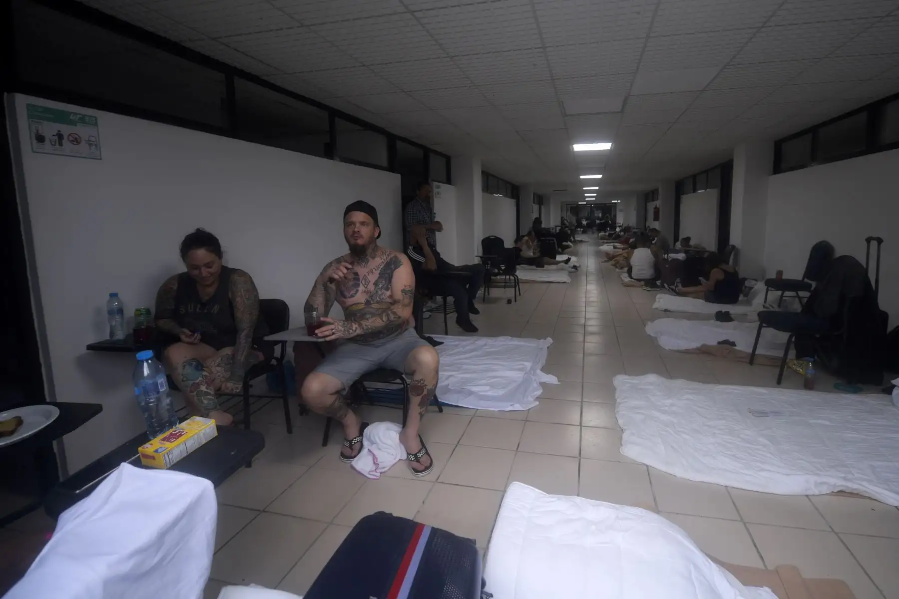 Turistas se quedan en un refugio después del paso del huracán Delta en Cancún, estado de Quintana Roo, México. Foto: AFP