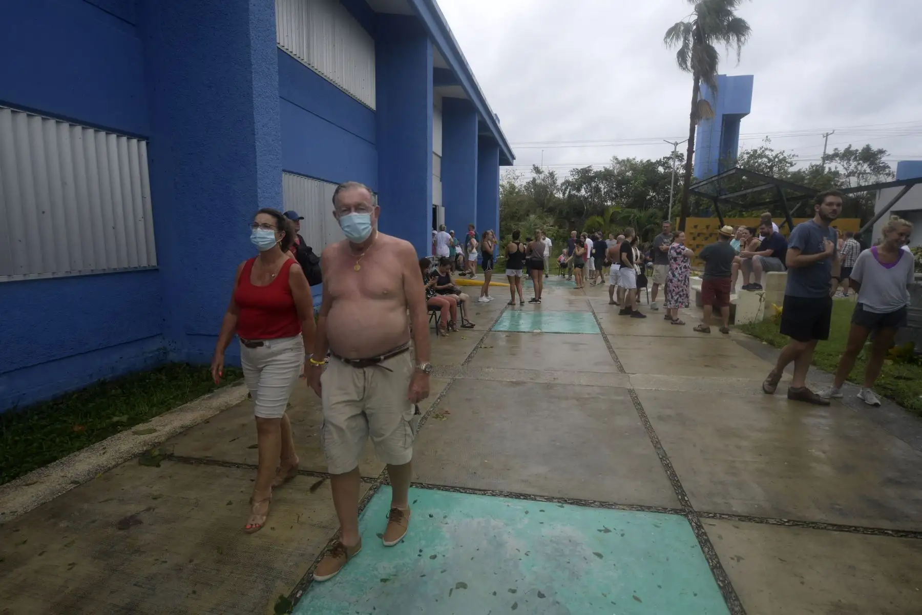 Un considerable número de turistas permanecen afuera de un refugio después del paso del huracán Delta en Cancún, estado de Quintana Roo, México. Foto: AFP