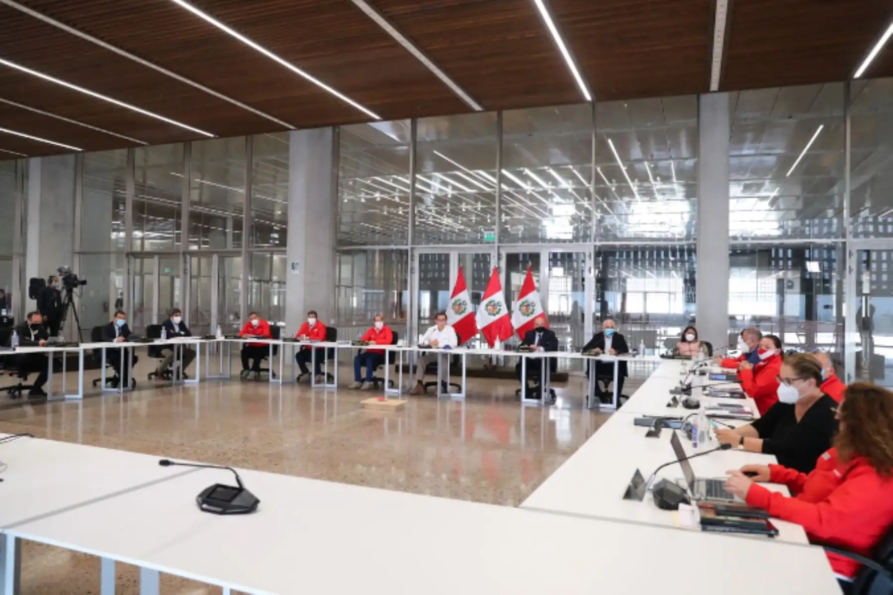 Presidente Martin Vizcarra, junto al titular de la PCM, Walter Martos, lideran una nueva sesión del Consejo de Ministros en los ambientes del próximo Museo Nacional del Perú (MUNA) en Lurín, recinto cultural de gran envergadura con miras al Bicentenario de nuestra Independencia.

Foto: ANDINA /Presidencia