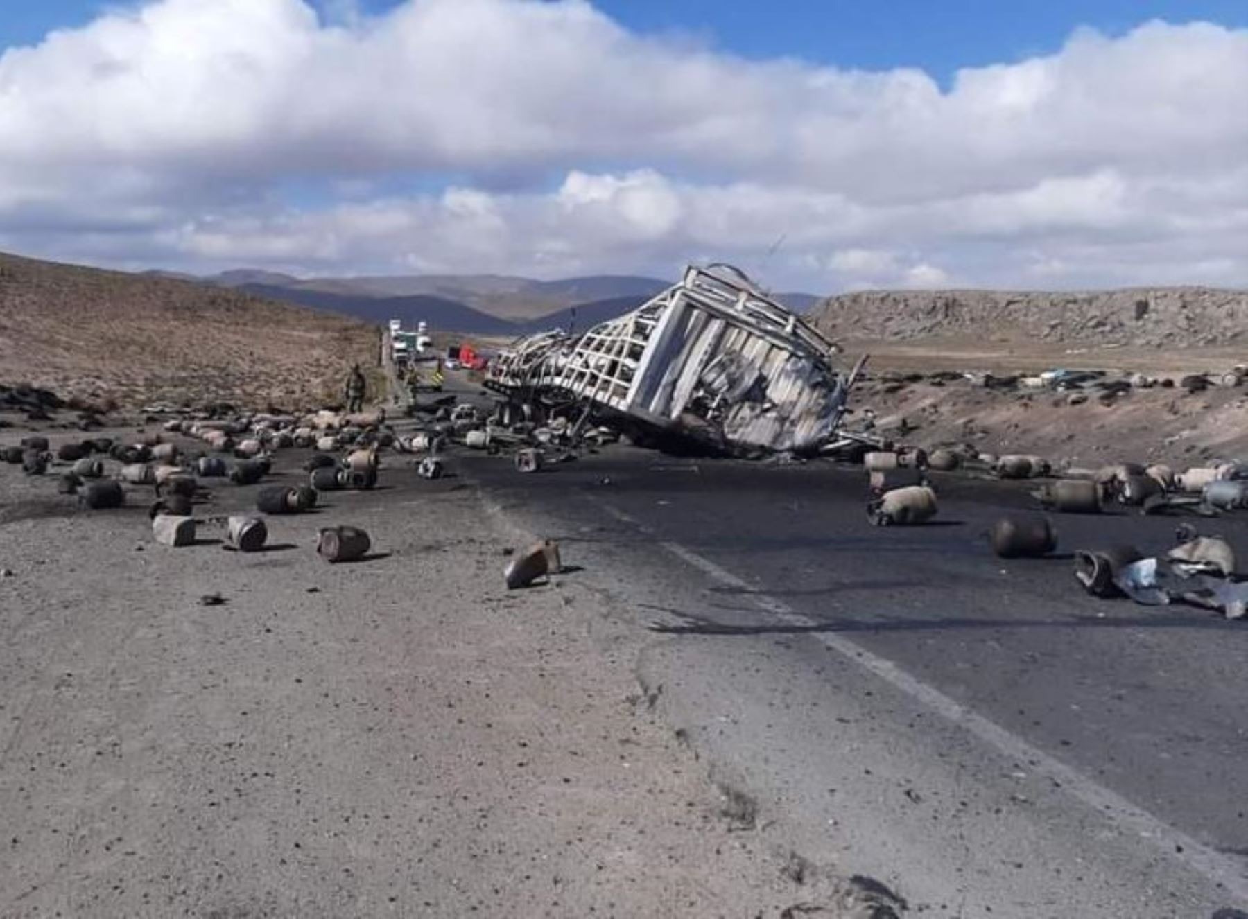 Suspenden el tránsito en la carretera Arequipa-Juliaca, en Arequipa por la explosión de un camión que transportaba gas. El accidente no causó daños personales.