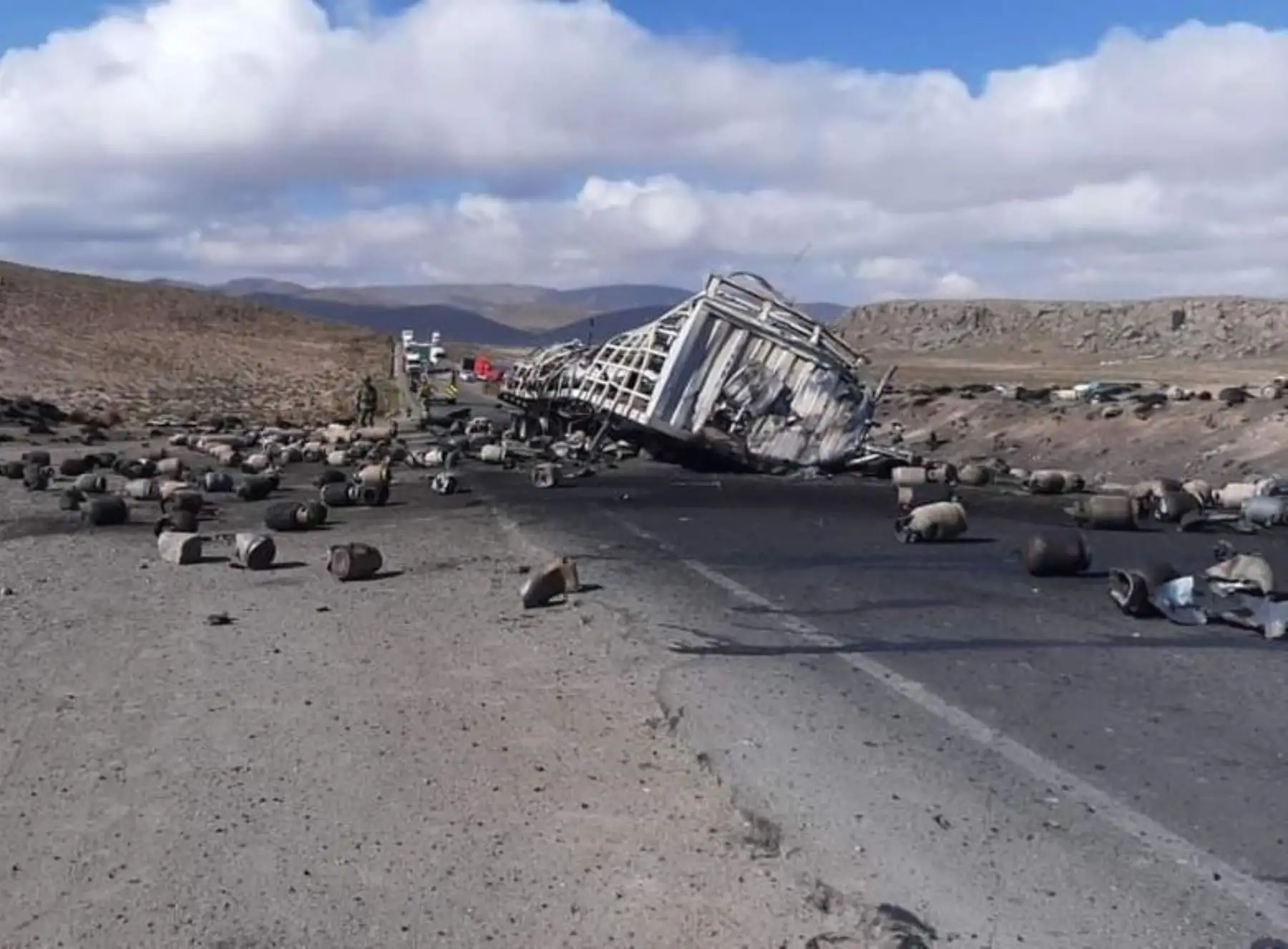 Suspenden el tránsito en la carretera Arequipa-Juliaca, en Arequipa por la explosión de un camión que transportaba gas. El accidente no causó daños personales.