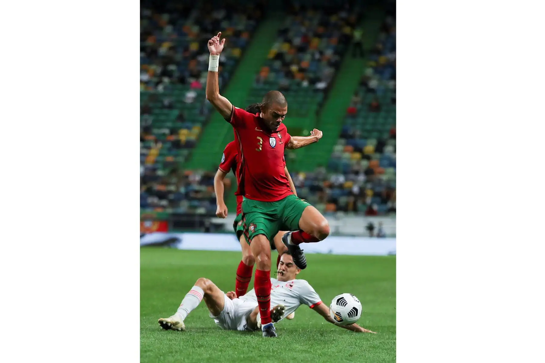 Pepe de Portugal en acción contra Sergio Reguilon de España durante el partido amistoso de fútbol entre Portugal y España en el estadio Alvalade, en Lisboa. Foto: AFP