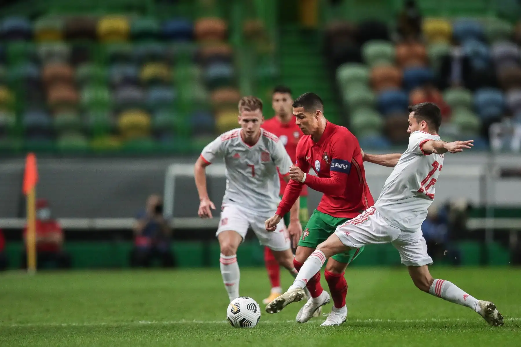 El portugués Cristiano Ronaldo en acción contra el español Sergio Reguilon durante el partido amistoso entre Portugal y España en el estadio Alvalade, en Lisboa. Foto: AFP