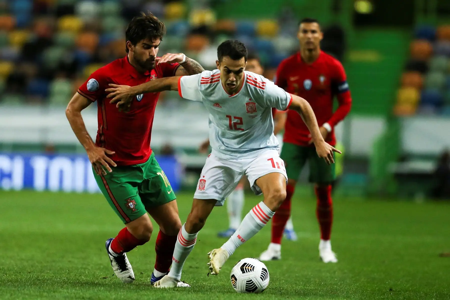 El portugués Ruben Neves en acción contra el español Sergio Reguilon durante el partido amistoso entre Portugal y España en el estadio Alvalade, en Lisboa. Foto: AFP