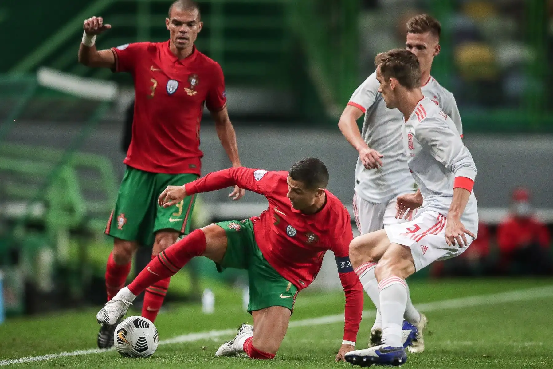 El portugués Cristiano Ronaldo en acción contra el español Llorente durante el partido amistoso entre Portugal y España en el estadio Alvalade, en Lisboa. Foto: AFP
