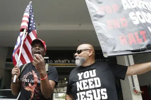 Manifestantes del movimiento alrededor de la teoría conspirativa QAnon, considerada como peligrosa por incitar a la violencia. Foto: AFP.
