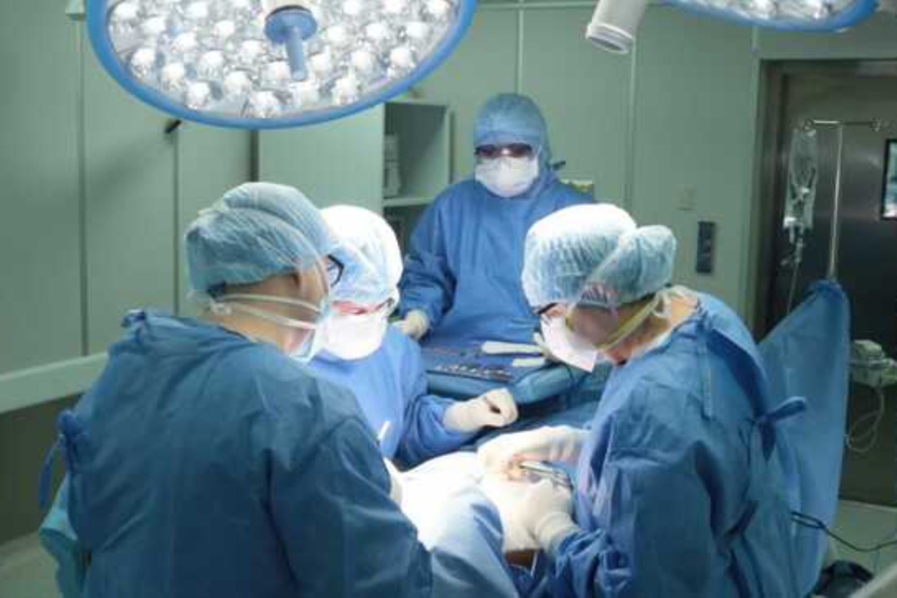 La técnica de transposición uterina es un procedimiento que se aplica mediante una cirugía laparoscópica que permite el traslado temporal del útero y los ovarios hacia la parte superior del abdomen, con el objetivo de preservar la capacidad reproductora de la mujer. Foto: ANDINA/INEN