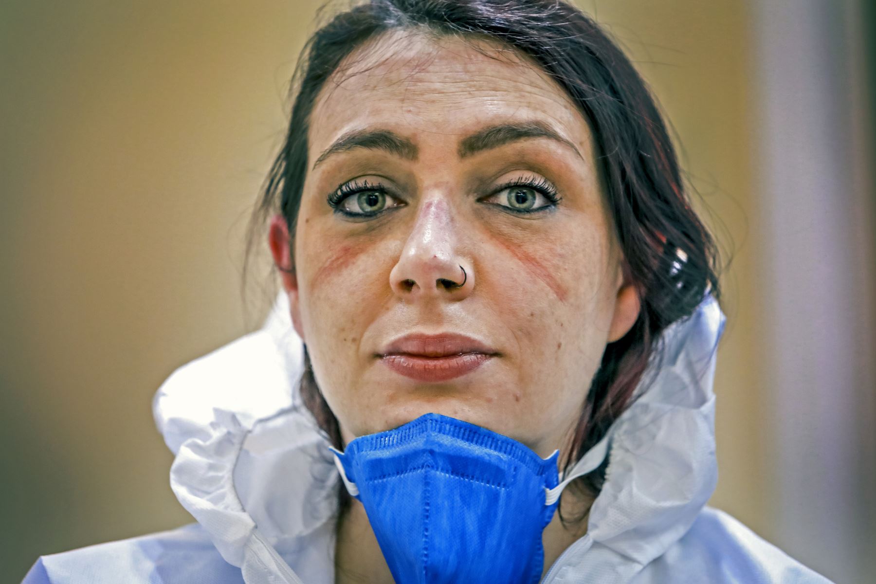 La enfermera brasileña Jessica Marques, de 29 años, posa para una fotografía que muestra los moretones en su rostro por el uso de equipo de protección durante un descanso entre turnos en la Unidad de Cuidados Intensivos del Hospital Santa Casa de Misericordia en Porto Alegre, Brasil, en medio de la nueva pandemia de coronavirus. Foto: AFP