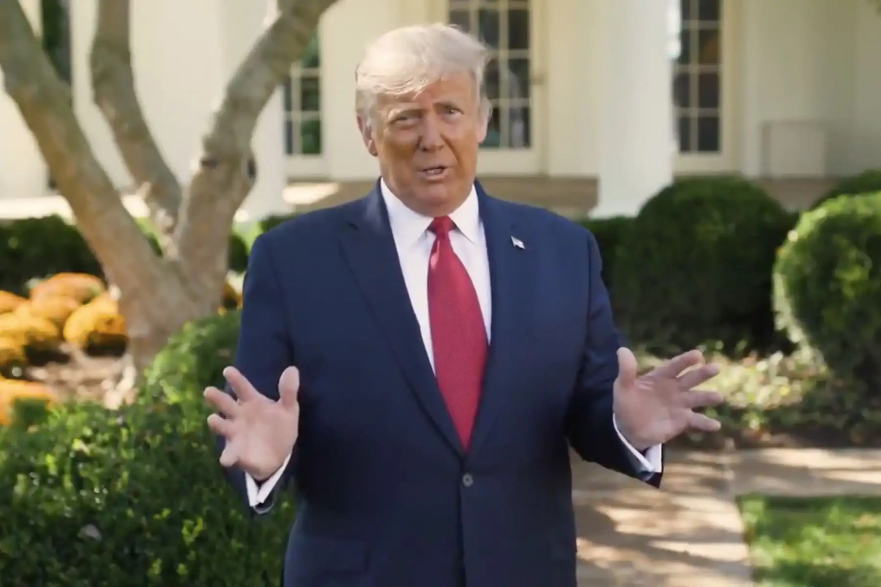 Con su icónica corbata roja, Trump atribuyó su estado de salud a la terapia experimental de anticuerpos sintéticos que le fueron administrados. Foto: AFP