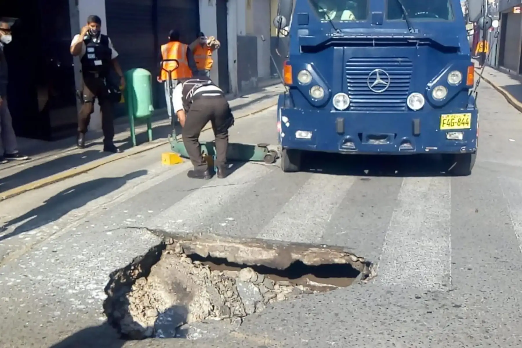 Colapsa tubería en Chiclayo.