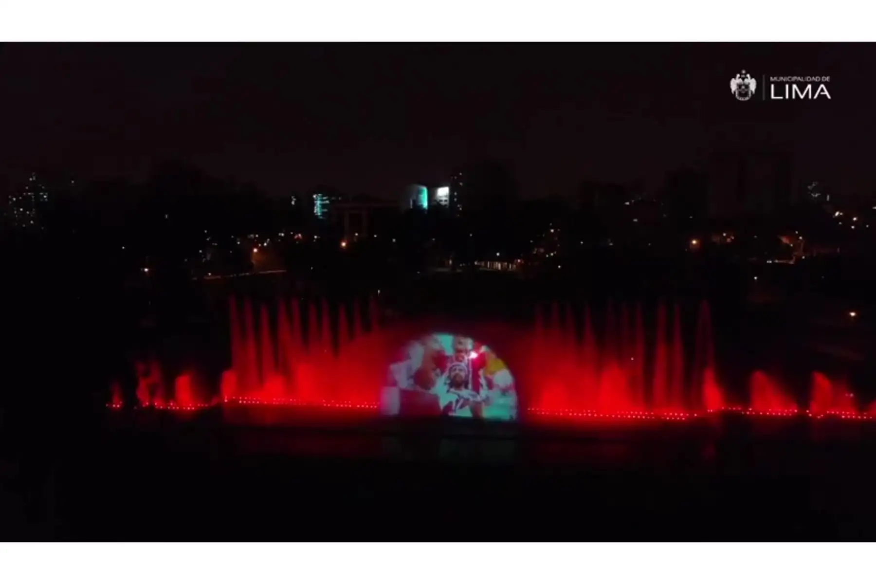 El Circuito Mágico del Agua organizó un "banderazo virtual" previo al partido entre Perú y Paraguay que se disputará este 8 de octubre en Asunción. La ceremonia consistió en proyectar imágenes de la selección peruana en una de las piletas del parque a ritmo de música criolla. Foto: ANDINA/Difusión