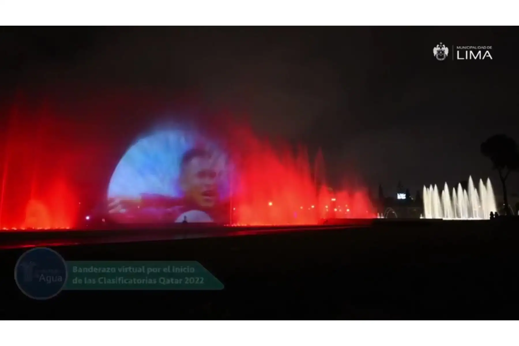 El Circuito Mágico del Agua organizó un "banderazo virtual" previo al partido entre Perú y Paraguay que se disputará este 8 de octubre en Asunción. La ceremonia consistió en proyectar imágenes de la selección peruana en una de las piletas del parque a ritmo de música criolla. Foto: ANDINA/Difusión