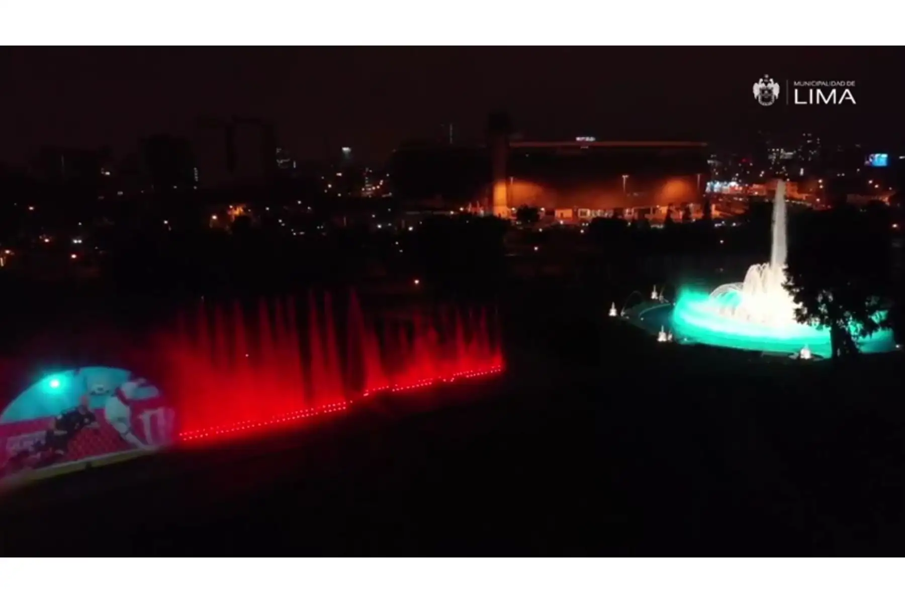 El Circuito Mágico del Agua organizó un "banderazo virtual" previo al partido entre Perú y Paraguay que se disputará este 8 de octubre en Asunción. La ceremonia consistió en proyectar imágenes de la selección peruana en una de las piletas del parque a ritmo de música criolla. Foto: ANDINA/Difusión