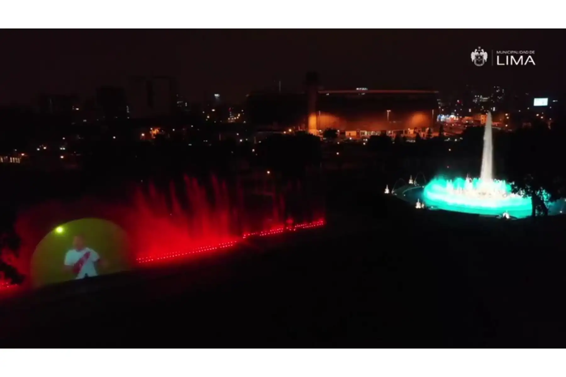 El Circuito Mágico del Agua organizó un "banderazo virtual" previo al partido entre Perú y Paraguay que se disputará este 8 de octubre en Asunción. La ceremonia consistió en proyectar imágenes de la selección peruana en una de las piletas del parque a ritmo de música criolla. Foto: ANDINA/Difusión