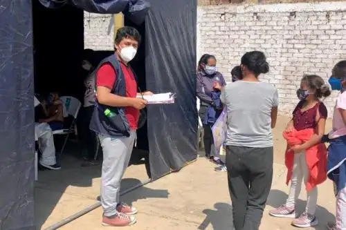 Carpas instaladas en el estadio de Pacora, Lambayeque, para atender a niños expuestos al consumo de agua con arsénico.