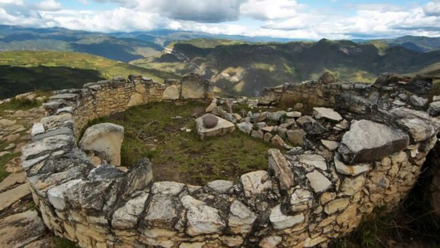 El principal material para la construcción en Kuélap son los bloques de piedra caliza canteada sin pulimento que presentan distintas calidades de acabados, siendo los más elaborados los destinados a las construcciones ceremoniales. Foto: Difusión