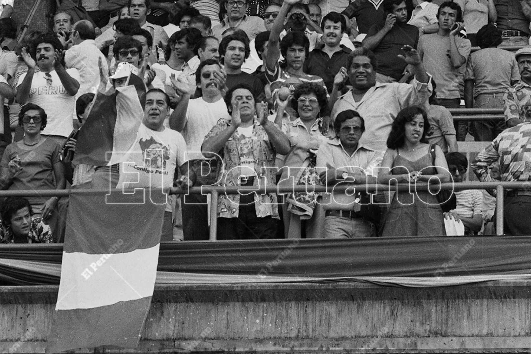 Cali - 17 julio 1977 / Óscar Aviles, Augusto Polo Campos y Arturo "Zambo" Cavero alentando a la selección peruana de fútbol en el triangular casificatorio al mundial Argentina 78. Foto: Archivo Histórico de El Peruano