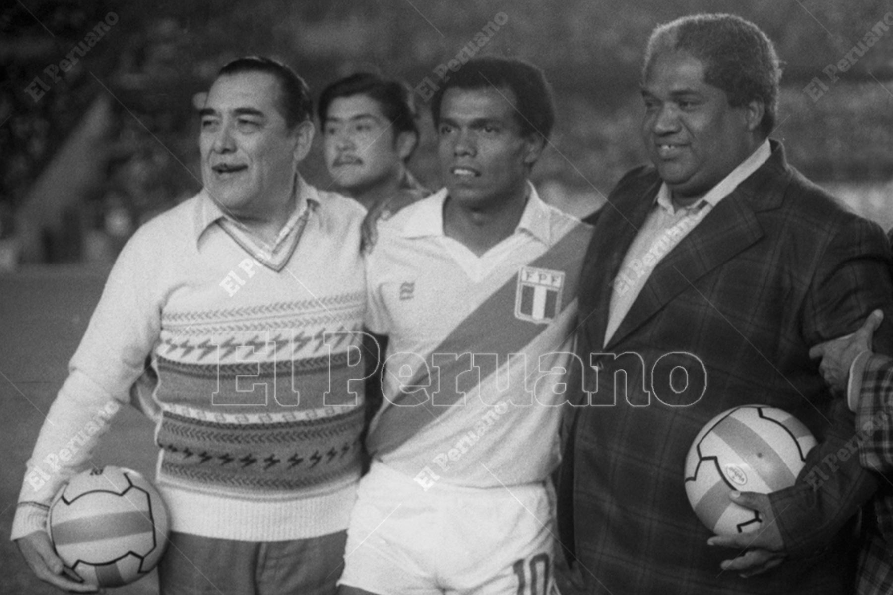 Lima - 26 mayo 1982 / Teófilo Cubillas posa junto a los artistas criollos Óscar Aviles y Arturo "Zambo" Cavero antes del partido entre Perú y Paris Saint Germain preparatorio para el mundial de España 82. Foto: Archivo Histórico de El Peruano / Alejandro Aguirre