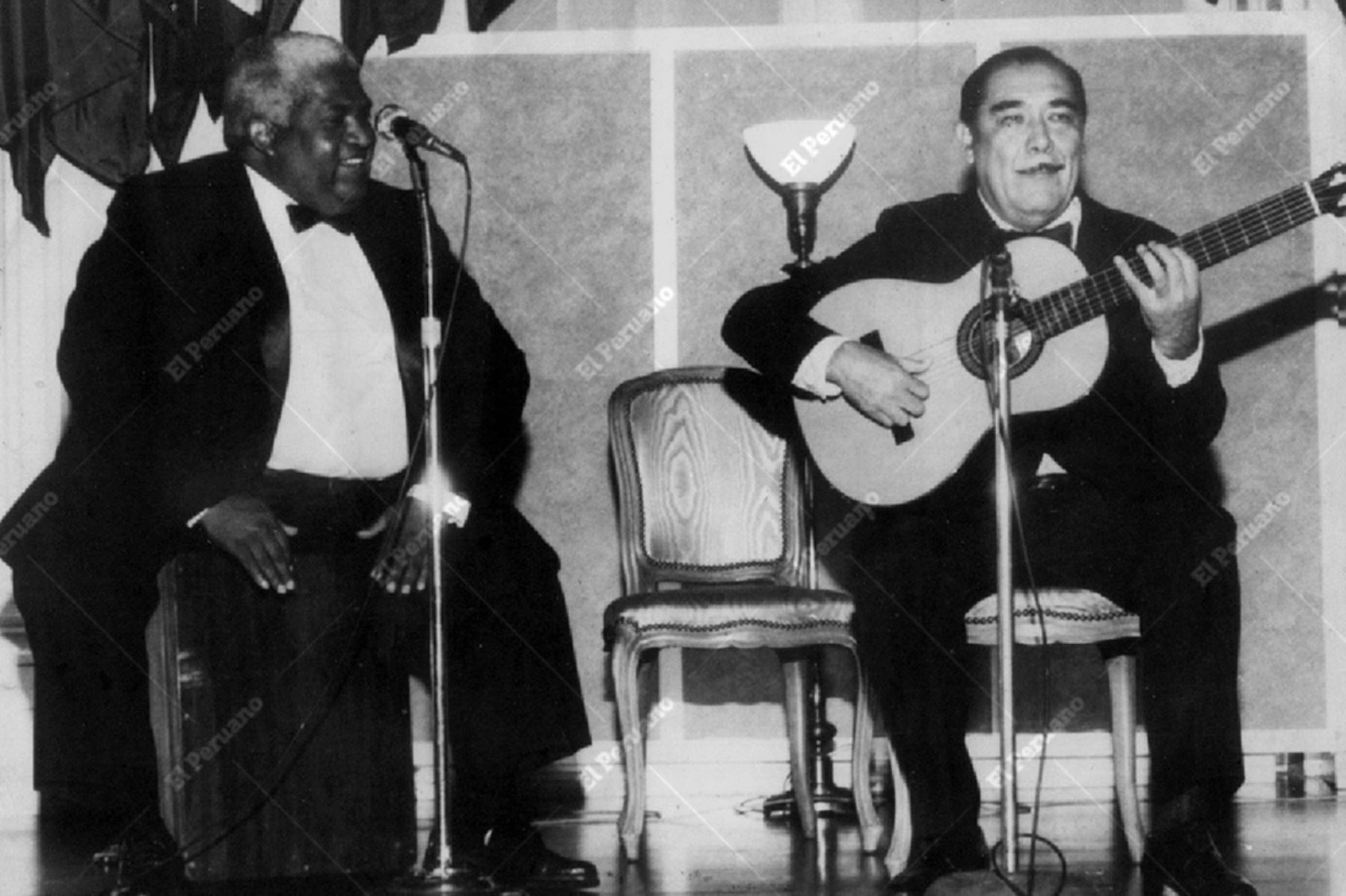 Washington - 3 junio 1987 / Arturo "Zambo" Cavero y Óscar Avilés en la sede de la Organización de Estados Americanos (OEA) el día que fueron  distinguidos como Patrimonio Artístico de América.Foto: Difusión / Archivo Histórico de El Peruano