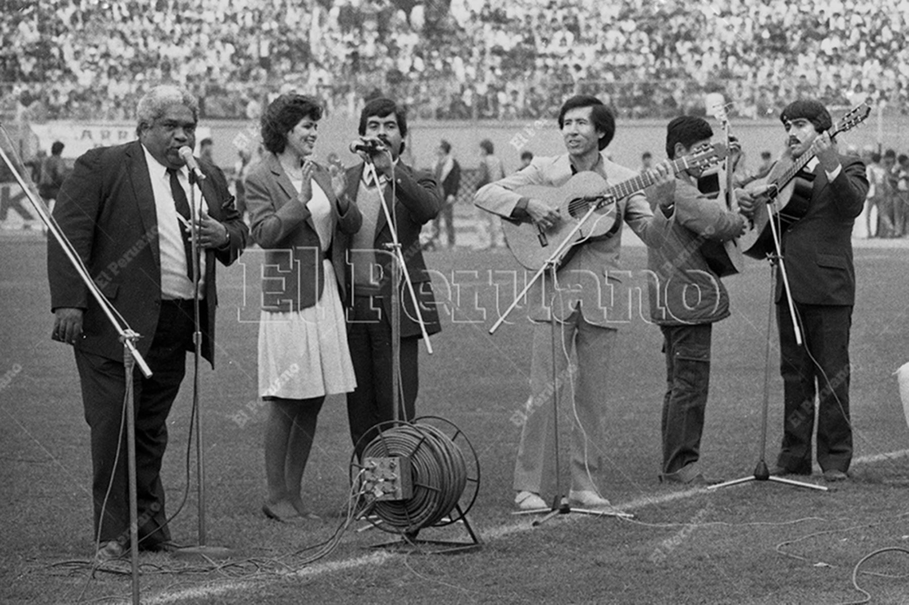 Lima - 23 junio 1985 / Conjunto criolla integrado por Arturo "Zambo" Cavero y el maestro Pepe Torres en el  Estadio Nacional antes del partido entre Perú y Argentina por las eliminatorias al mundial  de México 86. Foto: Archivo Histórico de El Peruano / Américo Alburquerque