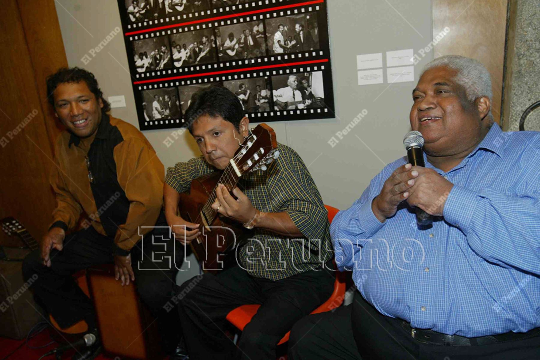 Lima - 22 marzo 2007 / Cantante Arturo "Zambo" Cavero anima una exposición fotográfica de Carlos Domínguez. Foto: Diario Oficial El Peruano / Pedro Cárdenas