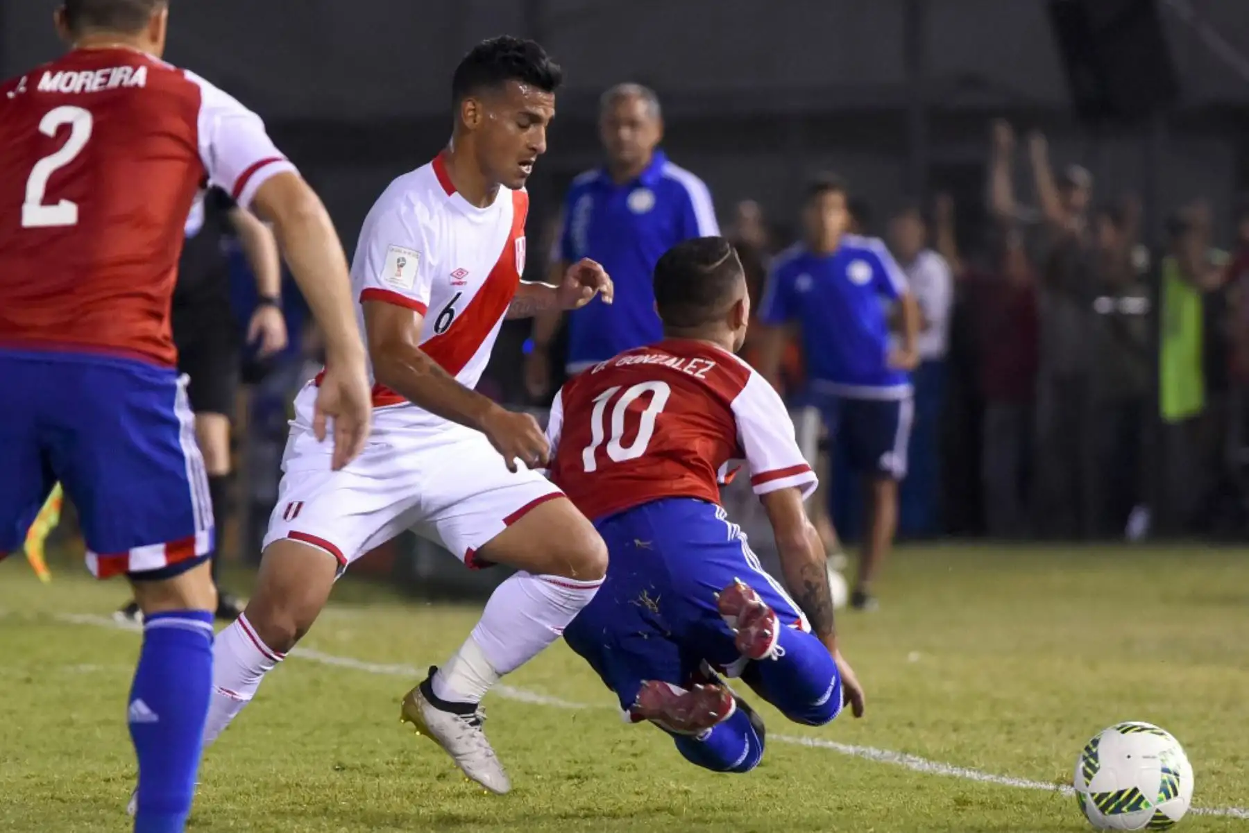El defensa peruano Miguel Trauco y el paraguayo Derlis González compiten por el balón. Foto: AFP