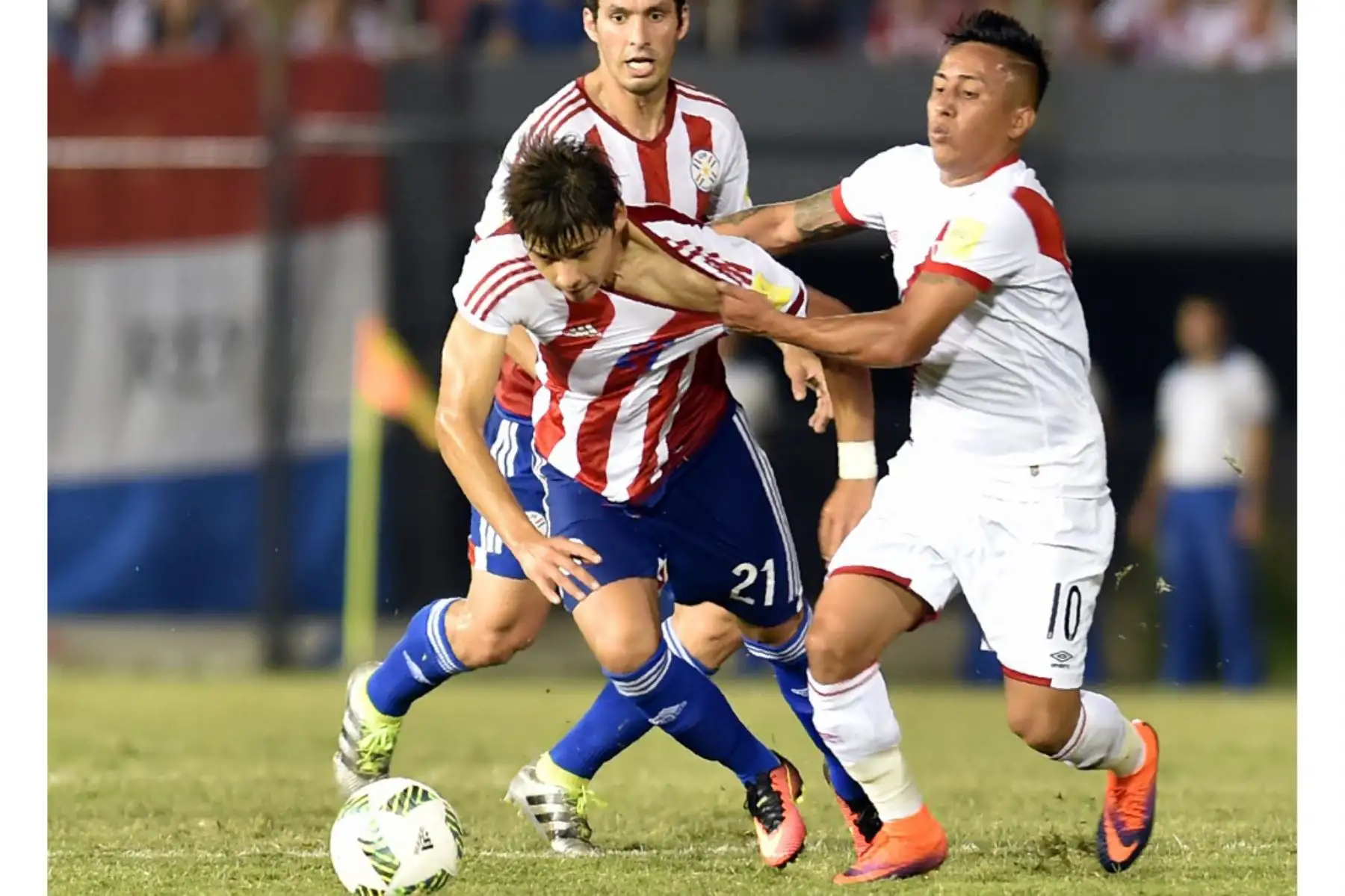 El delantero peruano Christian Cueva y el paraguayo Oscar Romero luchan por el balón. Foto. AFP