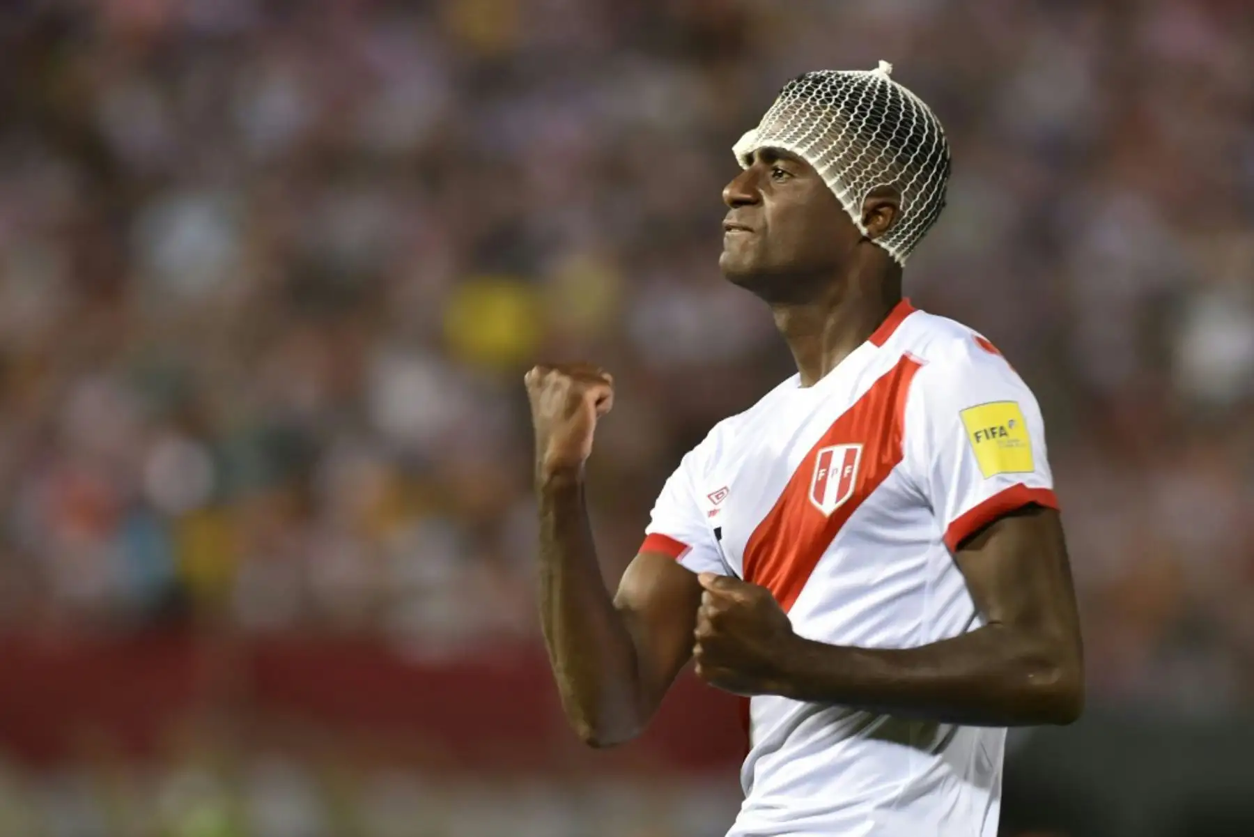El defensa peruano Christian Ramos celebra tras anotar contra Paraguay. Foto: AFP