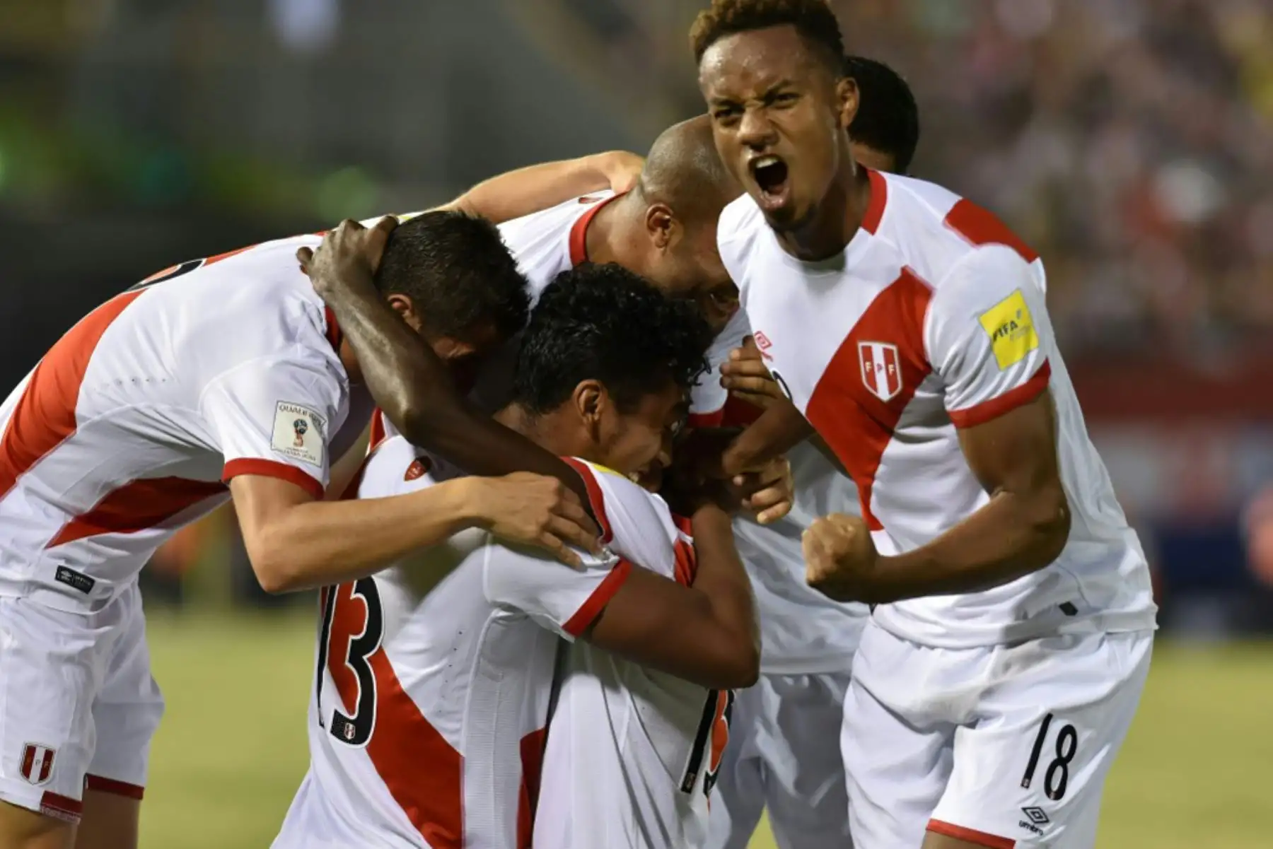 El defensa peruano Christian Ramos celebra con sus compañeros de equipo después de anotar contra Paraguay. Foto: AFP