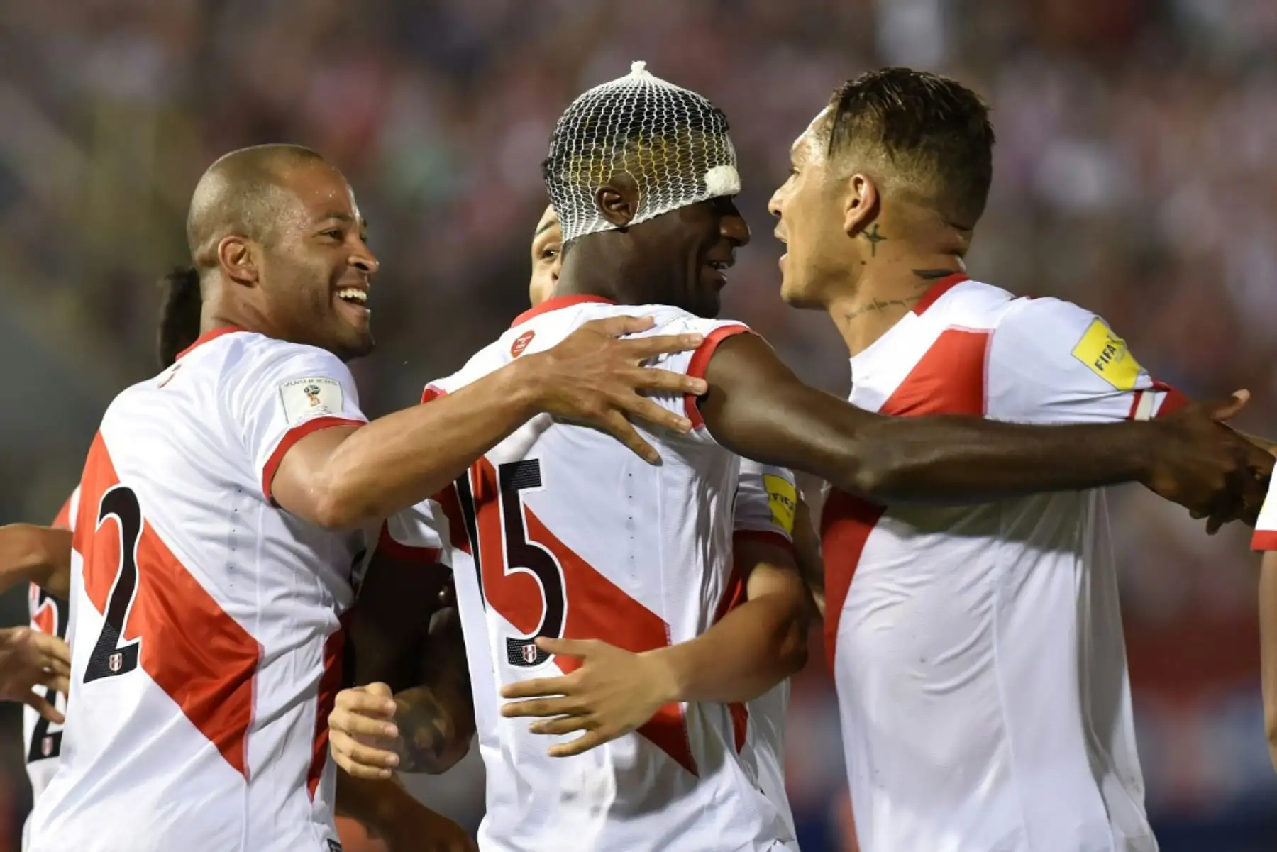 El defensa peruano Christian Ramos celebra con sus compañeros de equipo después de anotar contra Paraguay. Foto: AFP