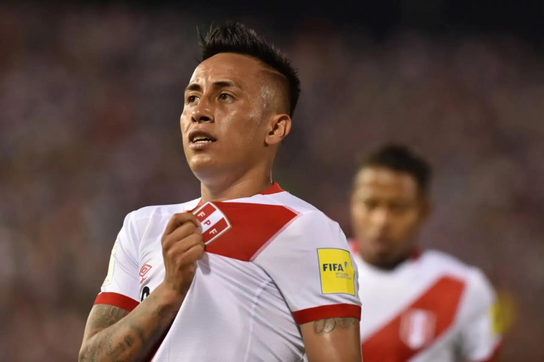 El delantero peruano Christian Cueva celebra tras anotar el tercer gol del equipo contra Paraguay durante su partido de fútbol clasificatorio para la Copa Mundial FIFA 2018, en Asunción, el 10 de noviembre de 2016. Foto: AFP