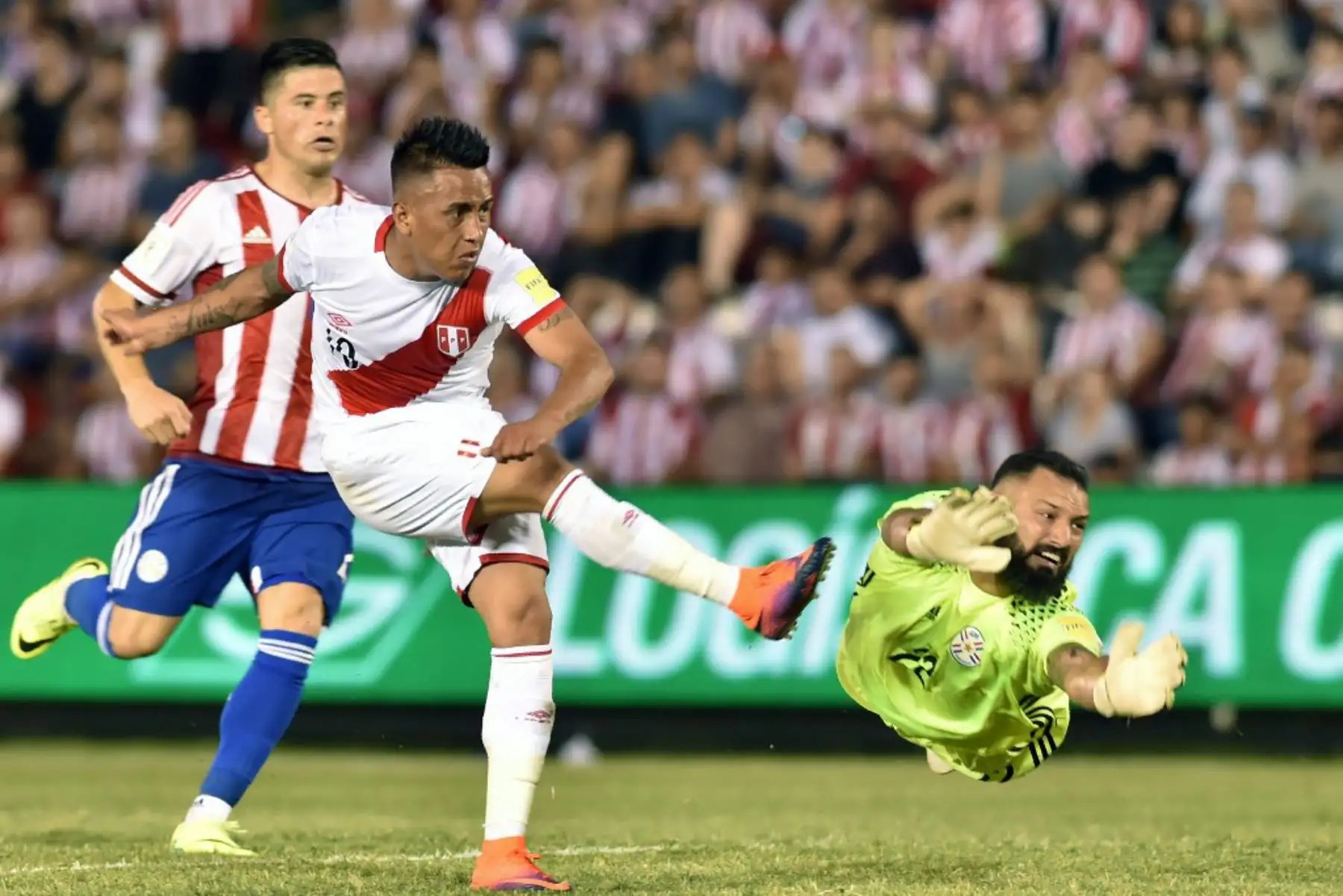 Christian Cueva, anota un gol durante el partido de fútbol clasificatorio para la Copa Mundial de la FIFA 2018, en Asunción, el 10 de noviembre de 2016. Foto: AFP