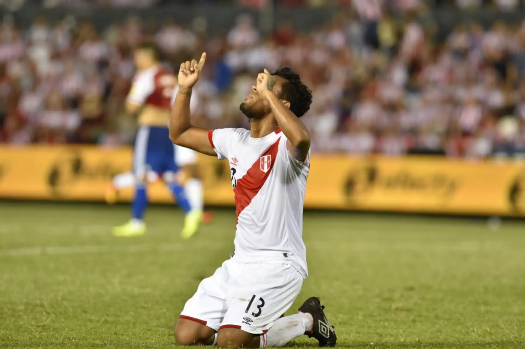 El mediocampista peruano Renato Tapia reacciona al final del partido de fútbol clasificatorio para la Copa Mundial FIFA 2018 contra Paraguay, en Asunción, el 10 de noviembre de 2016. Foto: AFP
