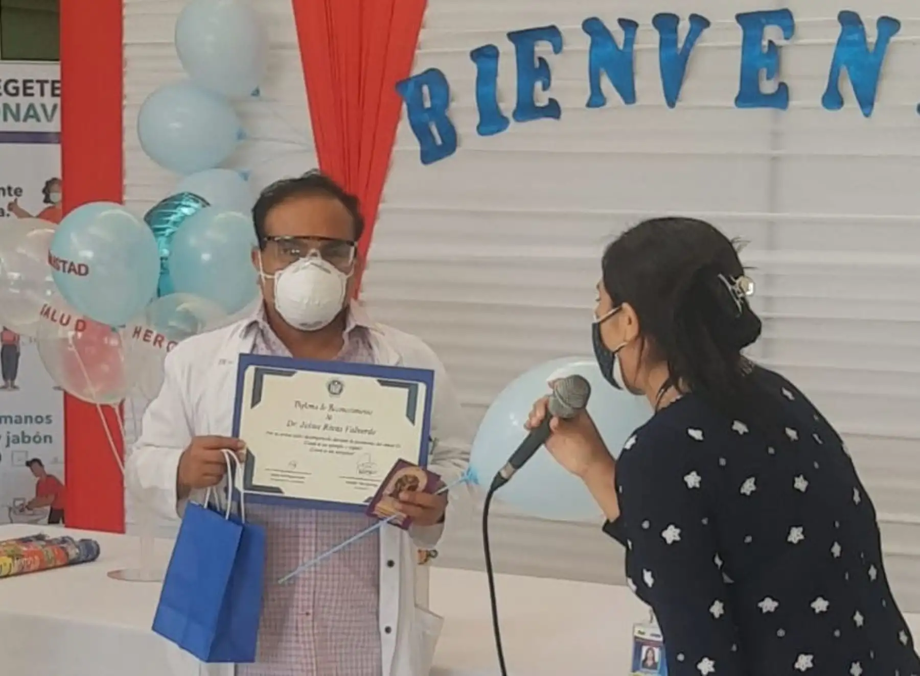 Médico intensivista Jaime Rivas Valverde vence al covid-19 y regresa a sus labores en el Hospital Santa Rosa de Piura.