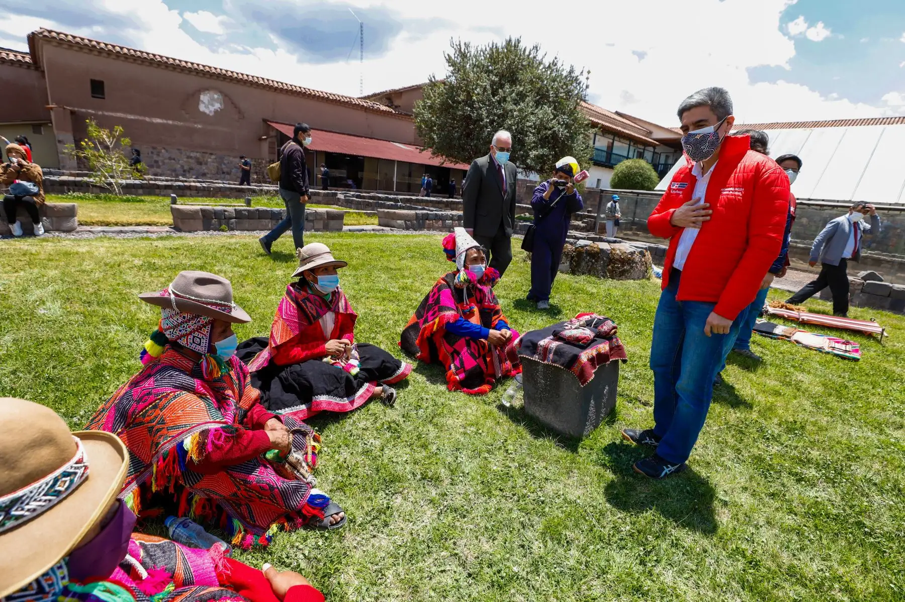 El ministro de Cultura, Alejandro Neyra, llegó a la ciudad de Cusco para entregar los apoyos económicos para la mitigación del impacto del estado de emergencia a representantes de los trabajadores de la cultura de la región. Foto: Mincul