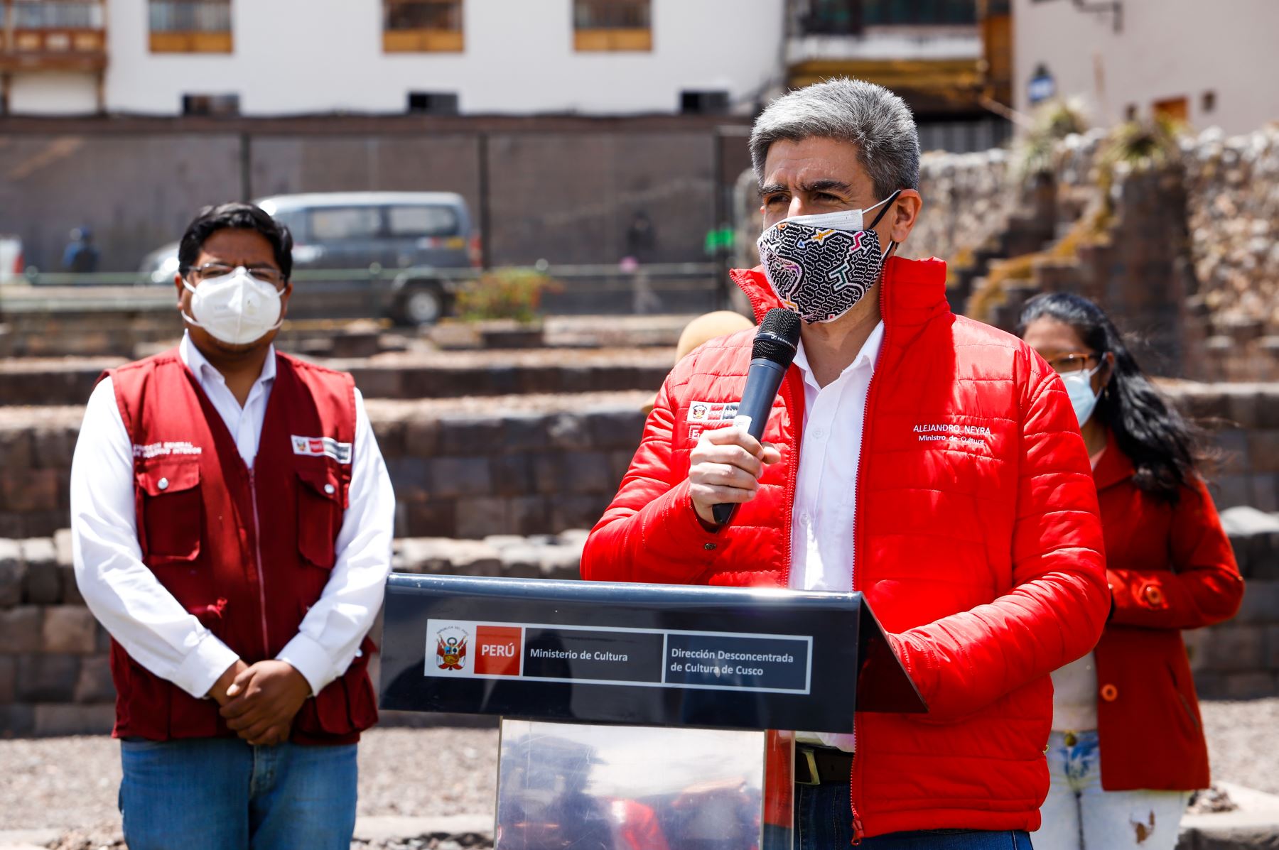 El ministro de Cultura, Alejandro Neyra, llegó a la ciudad de Cusco para entregar los apoyos económicos para la mitigación del impacto del estado de emergencia a representantes de los trabajadores de la cultura de la región. Foto: Mincul
