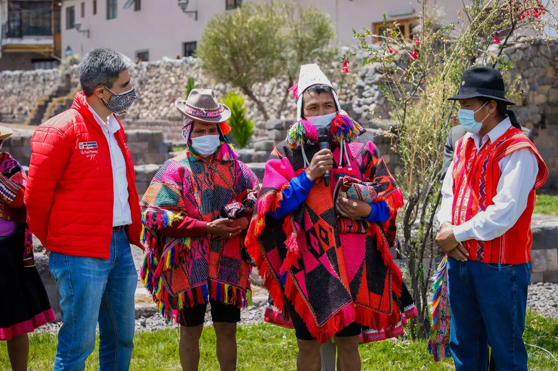 El ministro de Cultura, Alejandro Neyra, llegó a la ciudad de Cusco para entregar los apoyos económicos para la mitigación del impacto del estado de emergencia a representantes de los trabajadores de la cultura de la región. Foto: Mincul