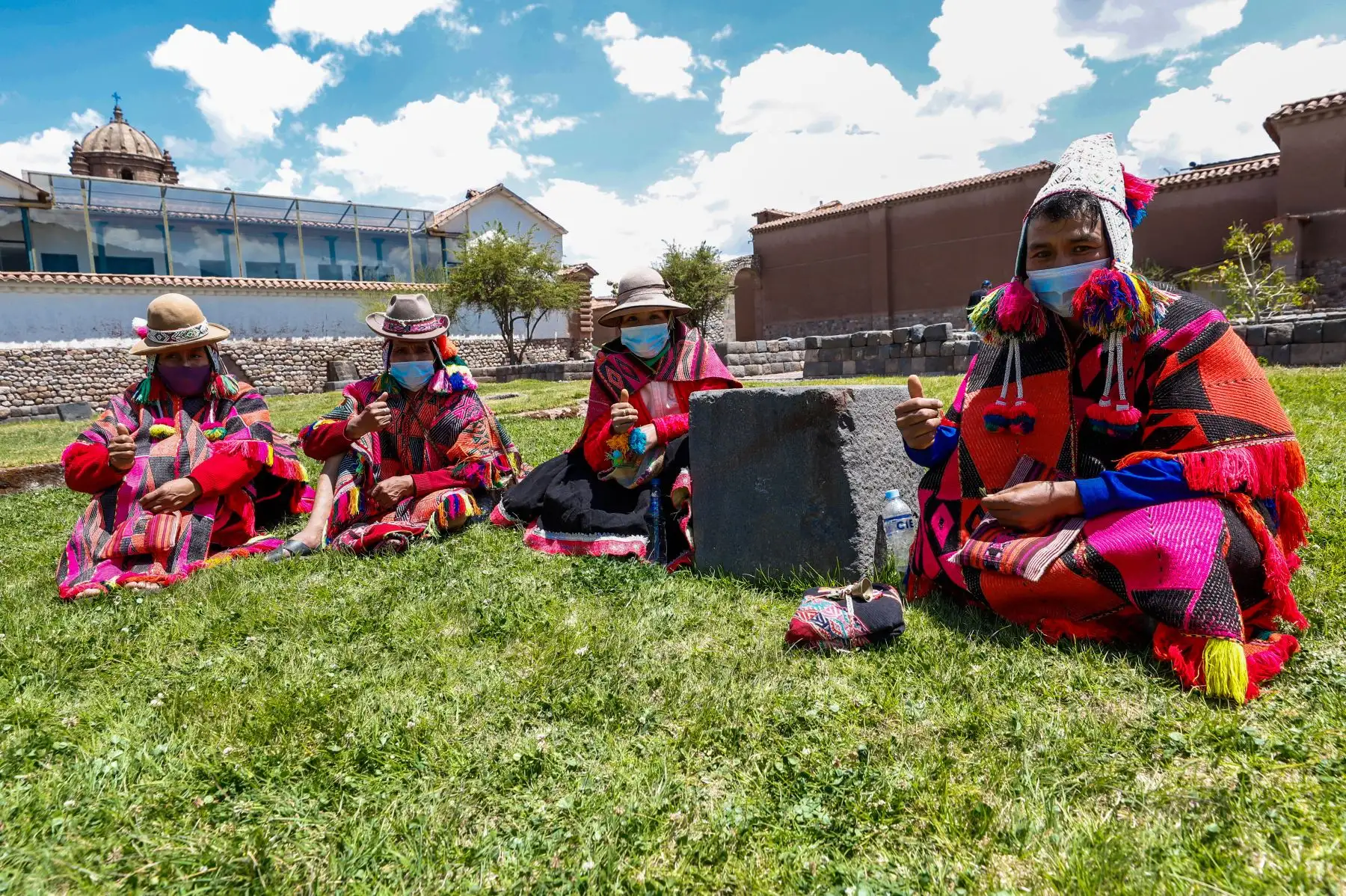 El ministro de Cultura, Alejandro Neyra, llegó a la ciudad de Cusco para entregar los apoyos económicos para la mitigación del impacto del estado de emergencia a representantes de los trabajadores de la cultura de la región. Foto: Mincul