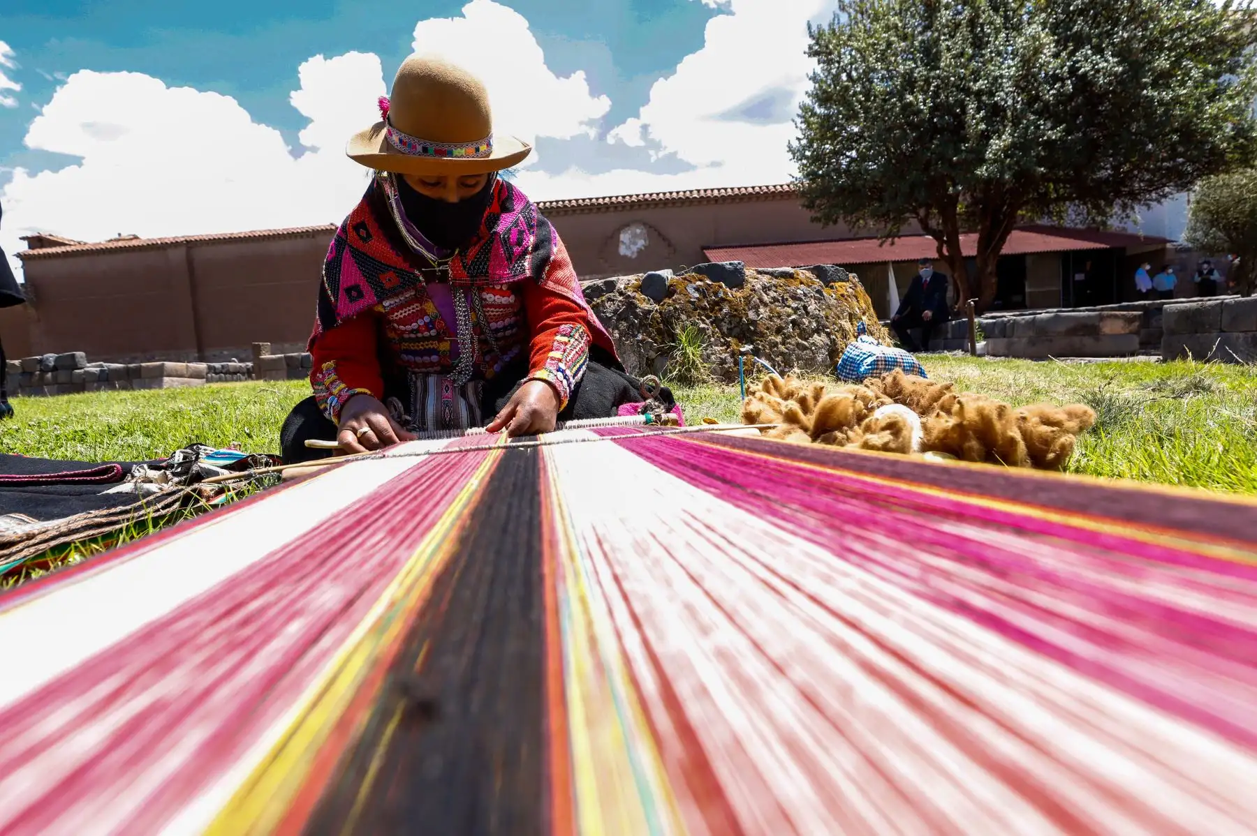 El ministro de Cultura, Alejandro Neyra, llegó a la ciudad de Cusco para entregar los apoyos económicos para la mitigación del impacto del estado de emergencia a representantes de los trabajadores de la cultura de la región. Foto: Mincul