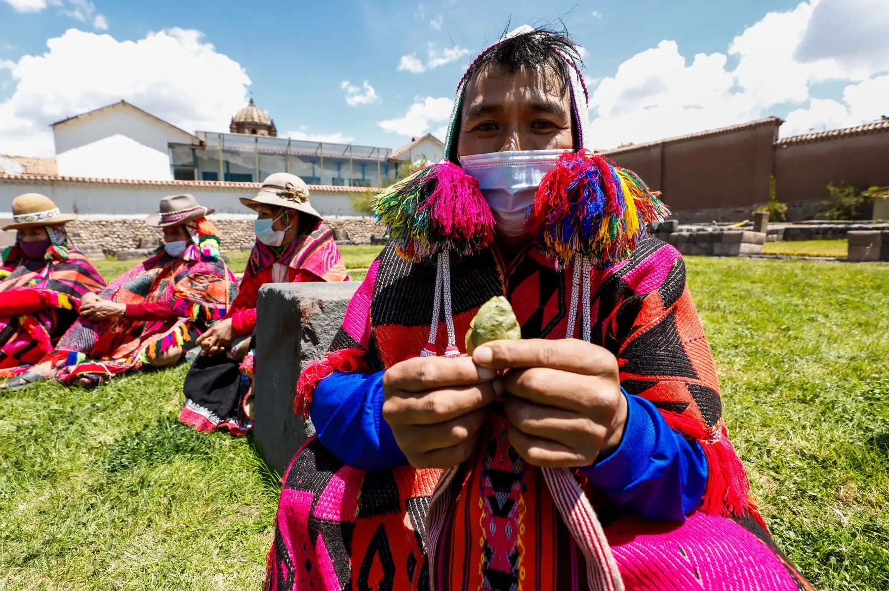 El ministro de Cultura, Alejandro Neyra, llegó a la ciudad de Cusco para entregar los apoyos económicos para la mitigación del impacto del estado de emergencia a representantes de los trabajadores de la cultura de la región. Foto: Mincul