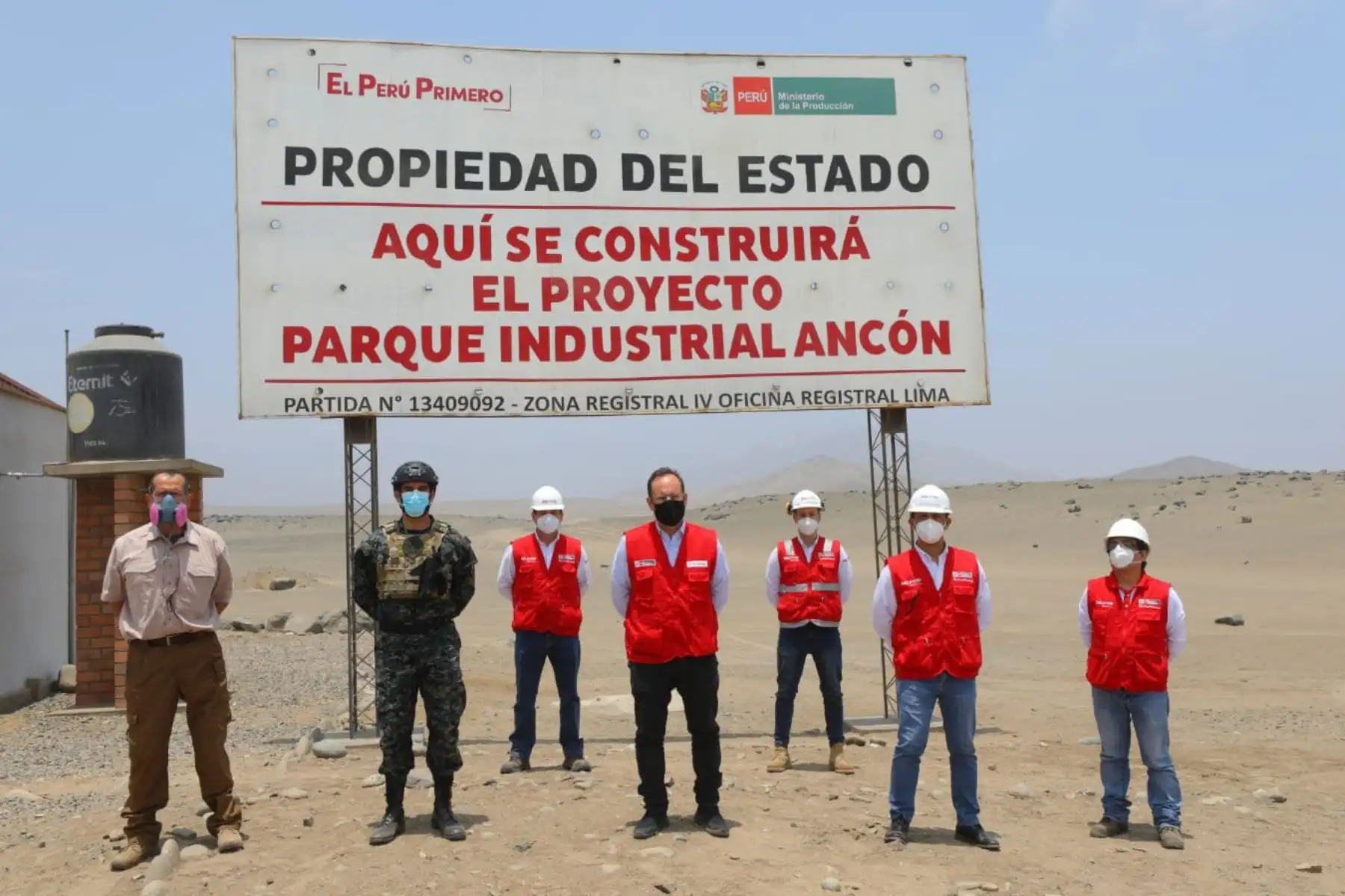 Jose Salardi, en compañía de equipos técnicos de la Marina de Guerra del Perú, recorrió el terreno del proyecto del Parque Industrial de Ancón.

Foto: ANDINA/Ministerio de la Producción