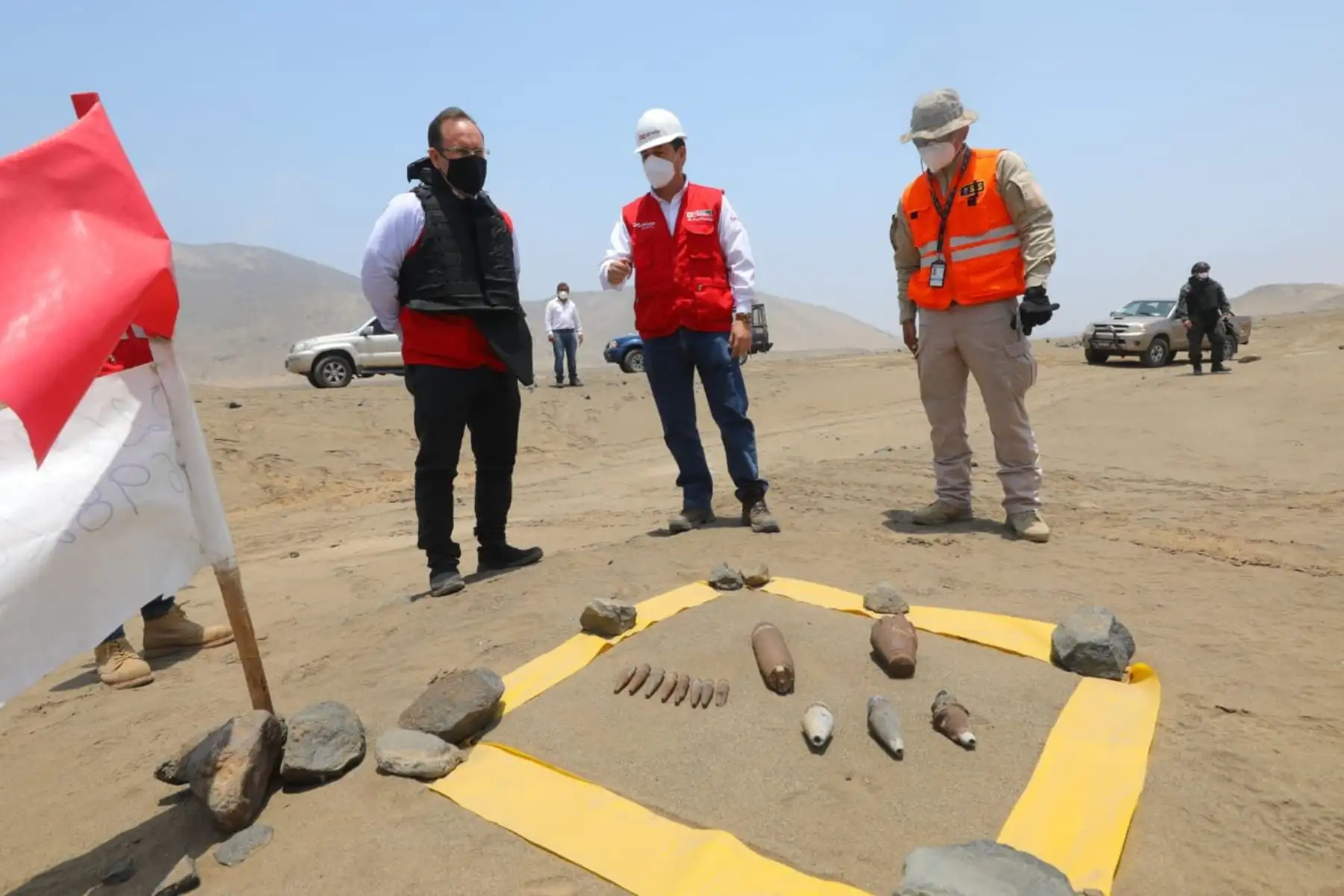 Jose Salardi, en compañía de equipos técnicos de la Marina de Guerra del Perú, recorrió el terreno del proyecto del Parque Industrial de Ancón.

Foto: ANDINA/Ministerio de la Producción