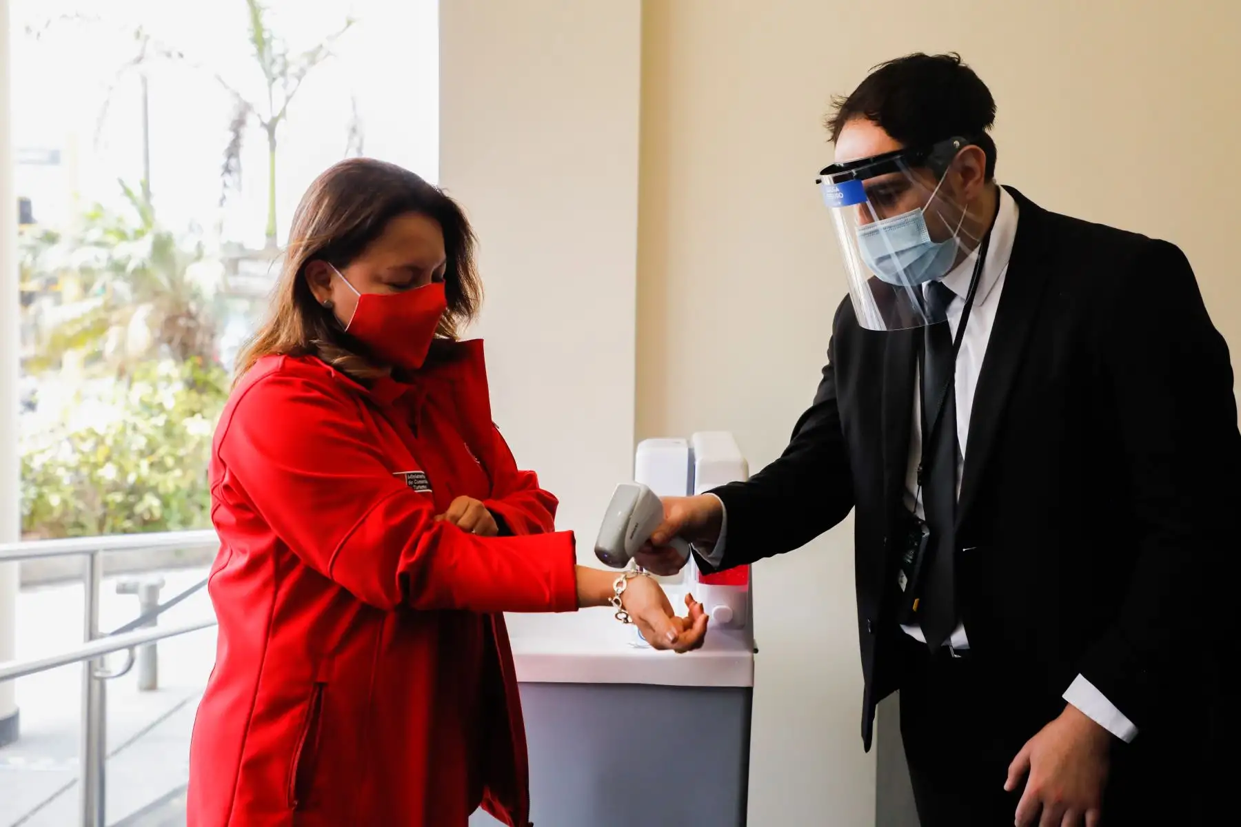 La ministra de Comercio Exterior y Turismo, Rocío Barrios, inspeccionó hoy dos salas de juego para supervisar la implementación de los protocolos de bioseguridad, ante una próxima apertura de este tipo de actividades. Foto: Mincetur
