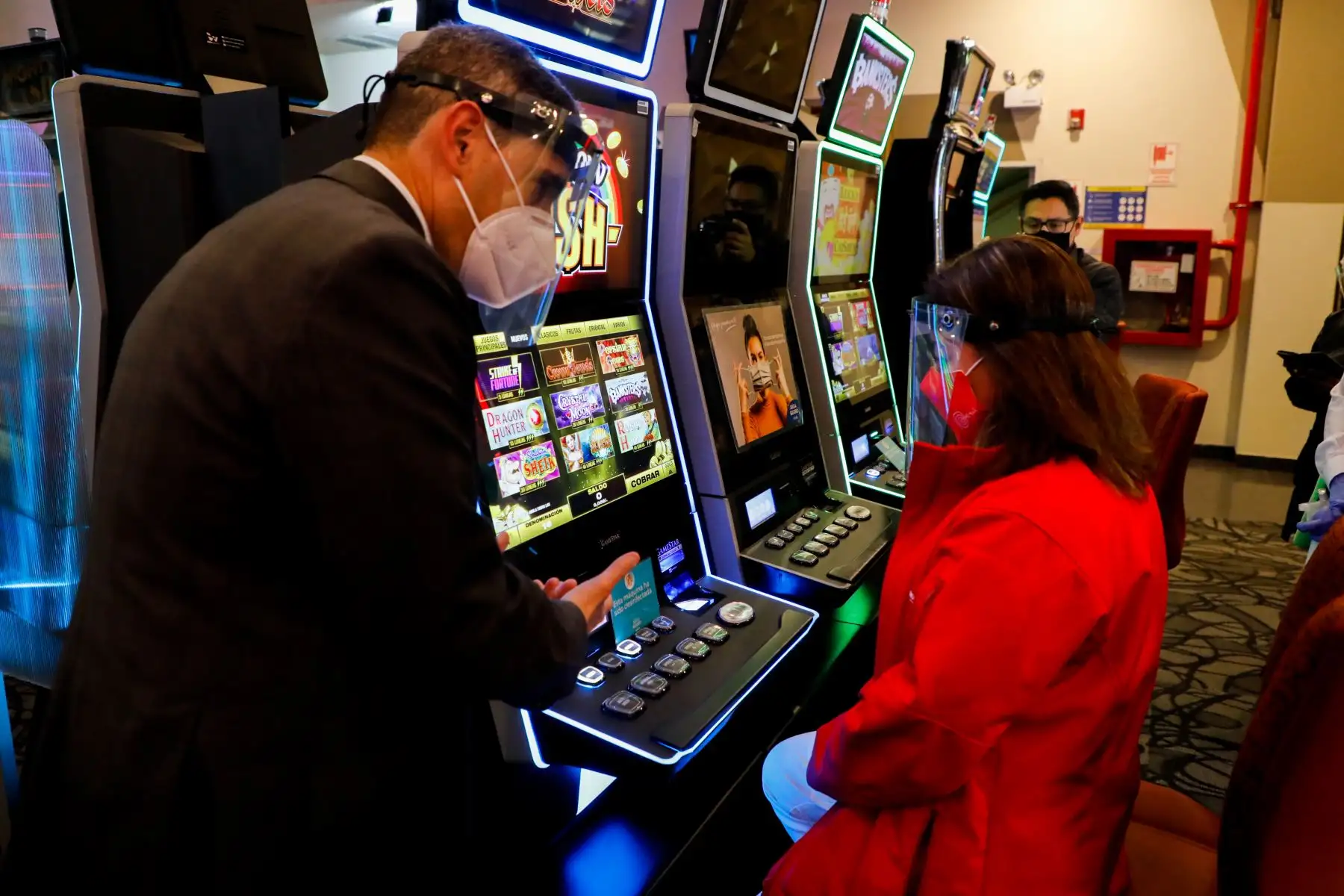 La ministra de Comercio Exterior y Turismo, Rocío Barrios, inspeccionó hoy dos salas de juego para supervisar la implementación de los protocolos de bioseguridad, ante una próxima apertura de este tipo de actividades. Foto: Mincetur
