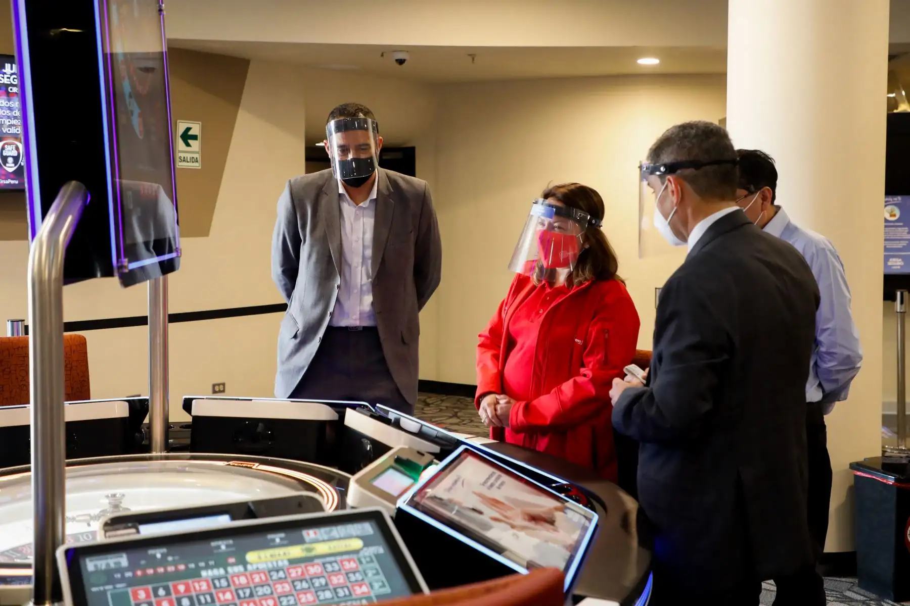 La ministra de Comercio Exterior y Turismo, Rocío Barrios, inspeccionó hoy dos salas de juego para supervisar la implementación de los protocolos de bioseguridad, ante una próxima apertura de este tipo de actividades. Foto: Mincetur