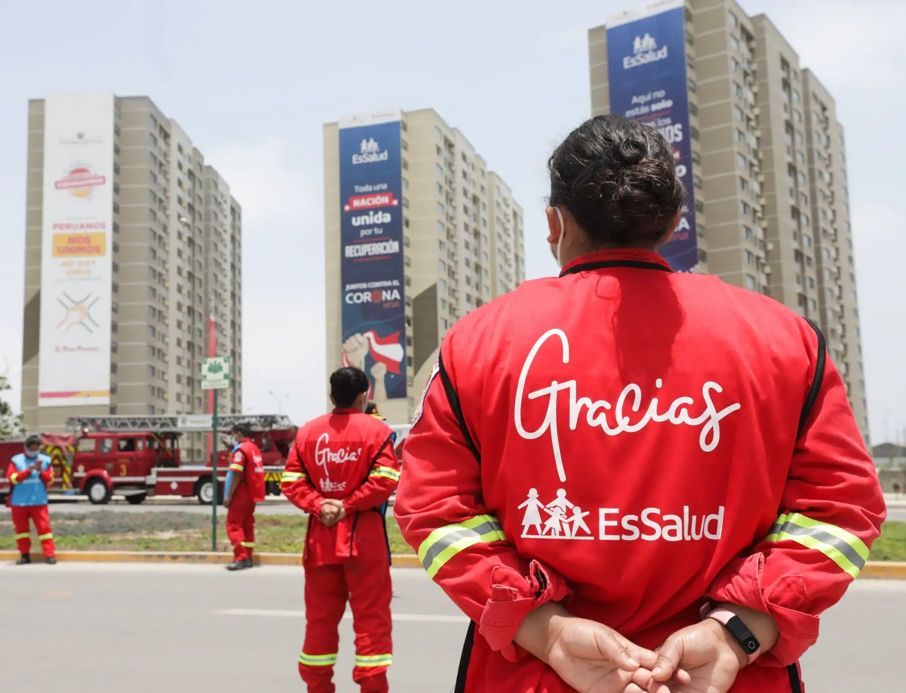 Médicos de EsSalud y bomberos también enviaron un mensaje de aliento a la selección peruana en el partido contra Paraguay. ANDINA/EsSalud